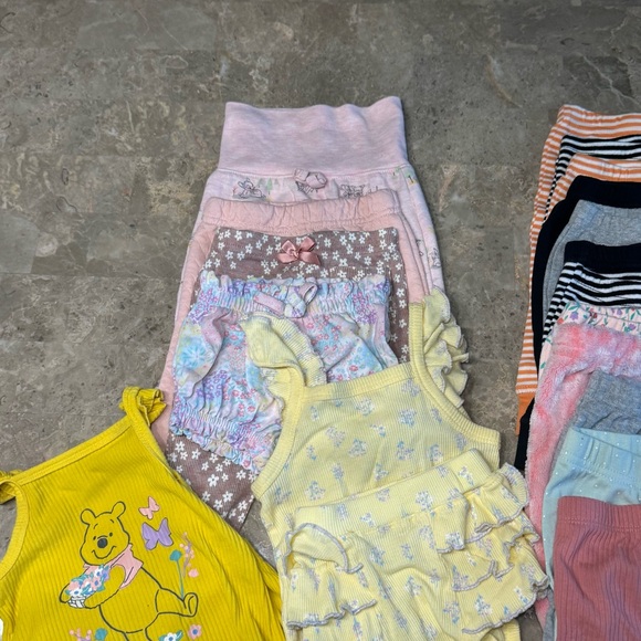 Baby girl bundle sizes
0-3 months and 3-6 months
17 bottoms and 2 sets - Picture 4 of 7